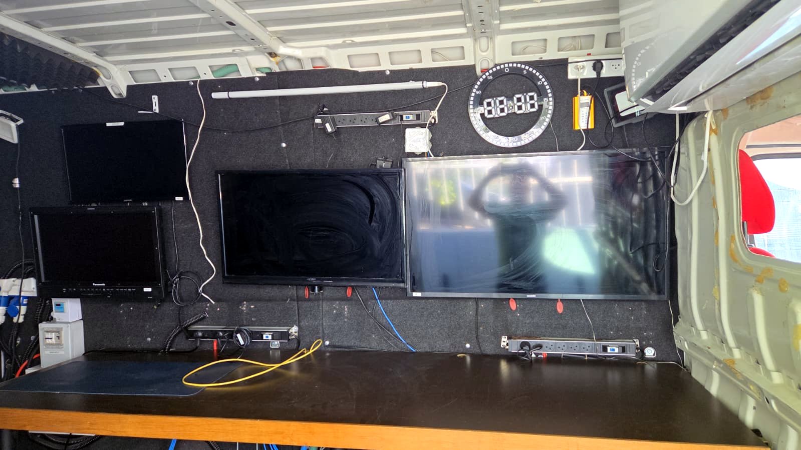 1.2M Ku-Ka Uplink SNG Van-3